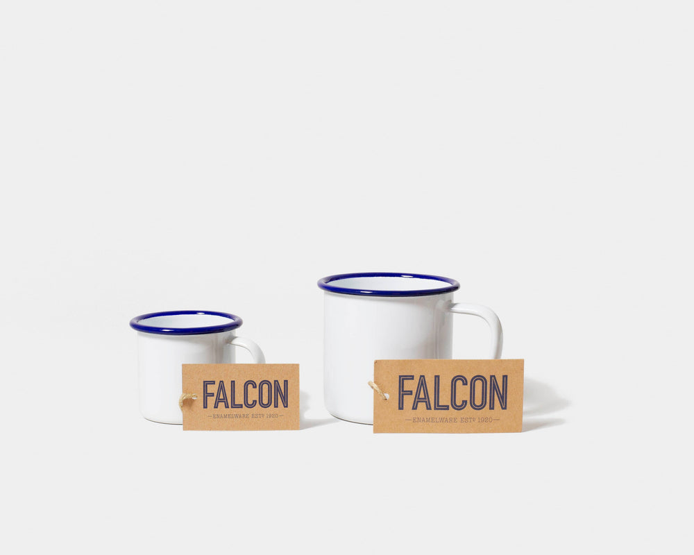 Espressokop med hank i emalje fra Falcon, hvid med blå kant, 150 ml