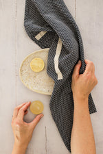 Piqué lille håndklæde i økologisk bomuld fra The Organic Company, Khaki stone, 35 x 60 cm