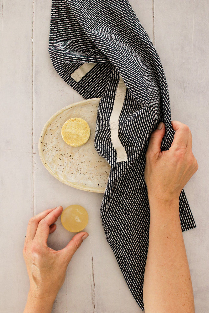 Piqué lille håndklæde i økologisk bomuld fra The Organic Company, Morning grey, 35 x 60 cm