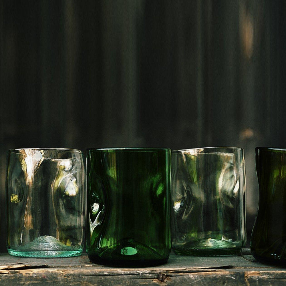 Sæt med 4 drikkeglas af genanvendte vinflasker fra Jesper Jensen, blandede farver