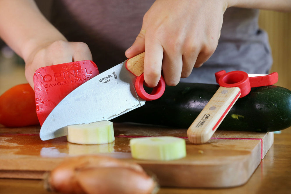 Kniv - Opinel Le Petit Chef sæt med skrællekniv, kokkekniv og fingerbeskyttelse til børn - Opinel - gågrøn 