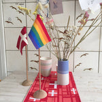 Bordflag i merinould, mahogni og kernelæder fra Linedyr, Regnbue, 40 cm